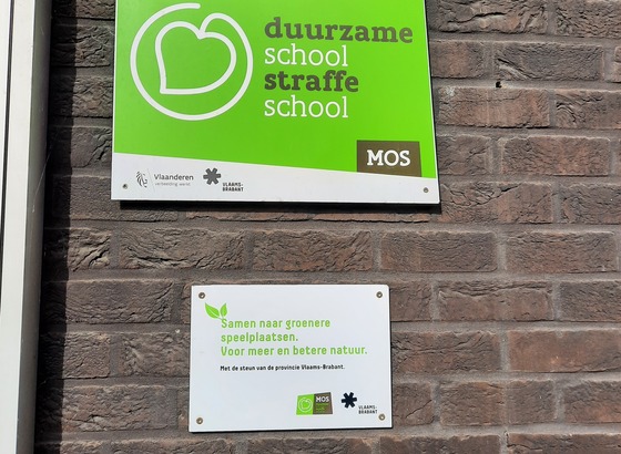 De logo's van NOS (natuur op school). Subsidies door provincie Vlaams Brabant